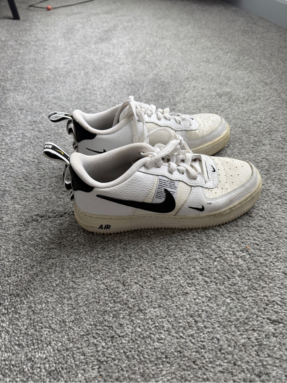 Nike Low-Top Sneakers in White with Black Swoosh